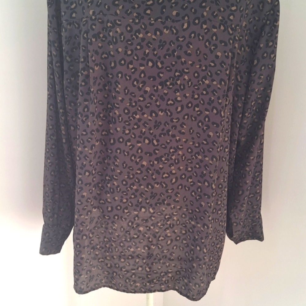 Chelsea & Theodore Leopard print Mobwife Cheetah button-down blouse, Size XXL. - Picture 8 of 9
